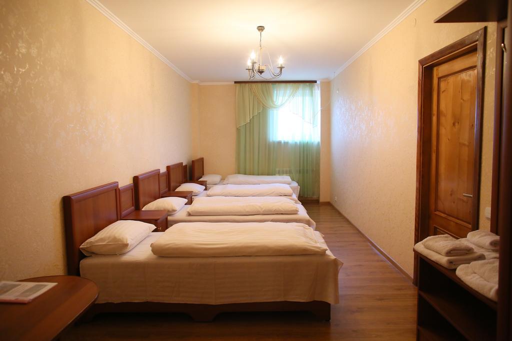 Kseniya Hotel Kamianets-Podilskyi Habitación foto