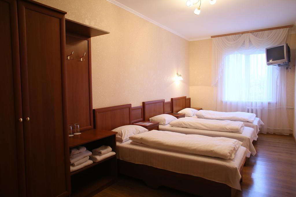 Kseniya Hotel Kamianets-Podilskyi Habitación foto