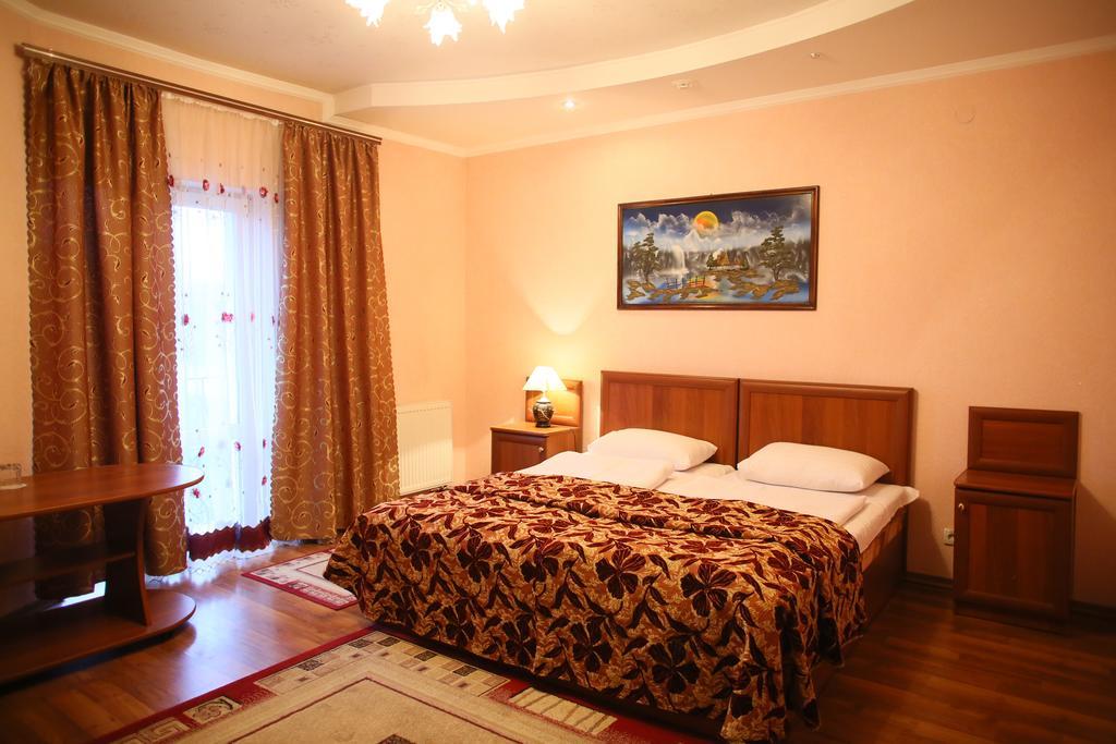 Kseniya Hotel Kamianets-Podilskyi Habitación foto