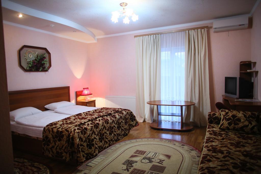 Kseniya Hotel Kamianets-Podilskyi Habitación foto