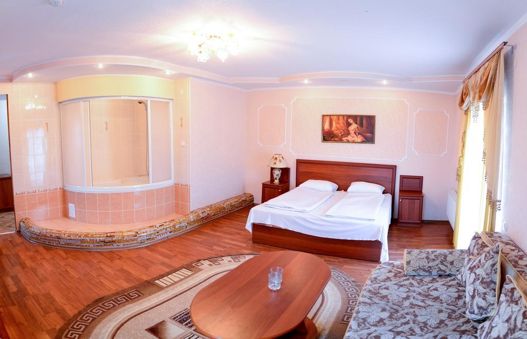 Kseniya Hotel Kamianets-Podilskyi Habitación foto