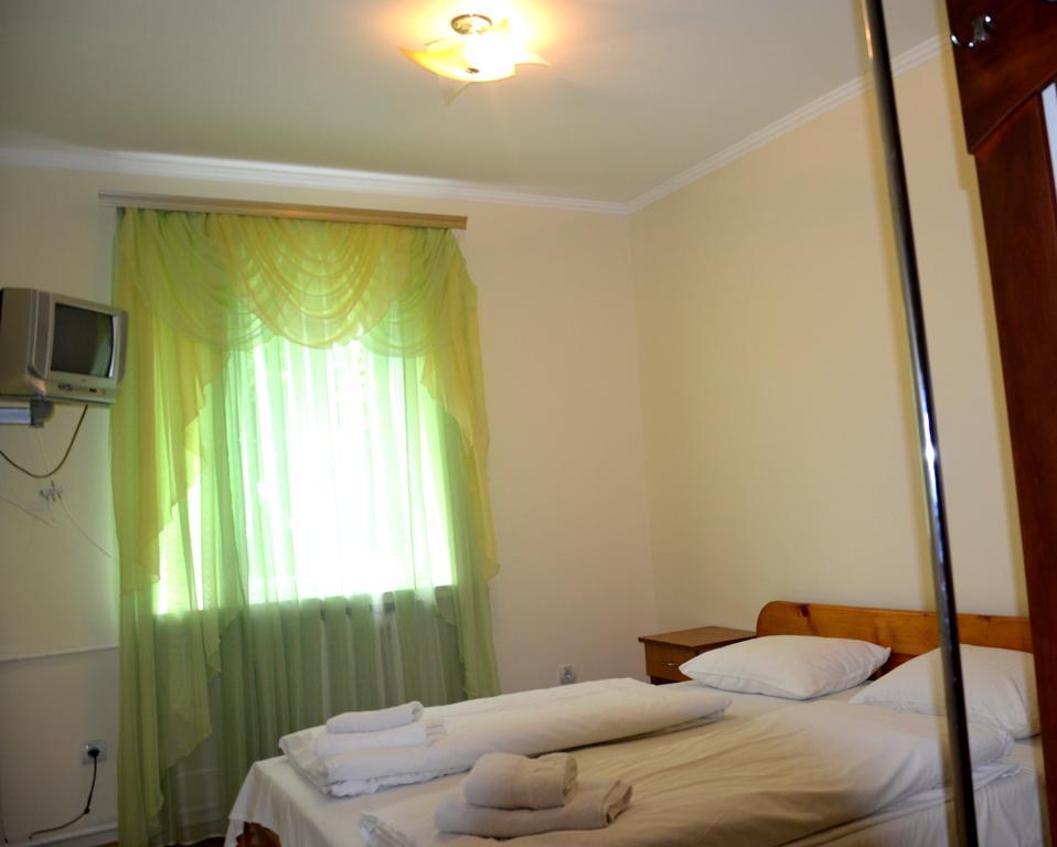 Kseniya Hotel Kamianets-Podilskyi Habitación foto